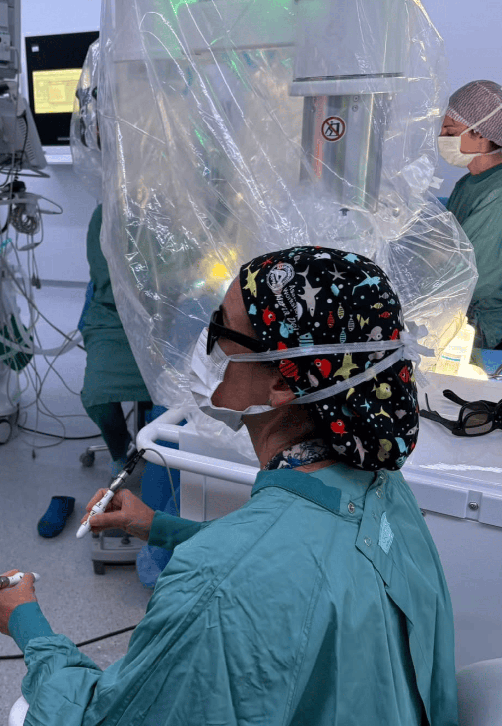 Equipo quirúrgico utilizando el sistema de microcirugía robótica Symani en el Hospital Germans Trias i Pujol